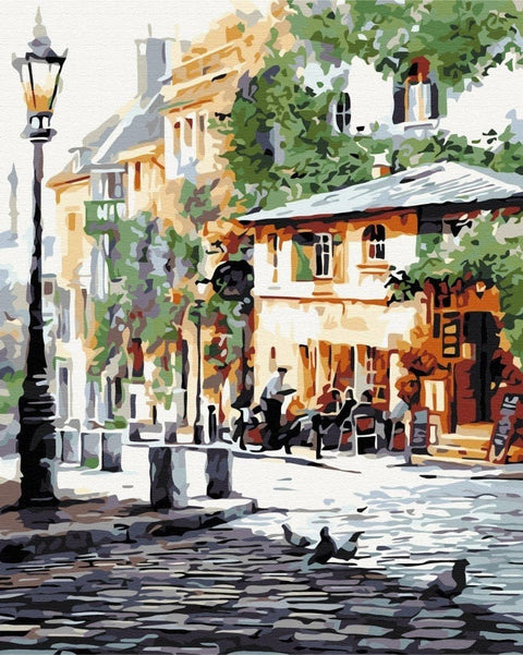 Drobė šiltų atspalvių miesto gatvės scena, natūralus tekstūruotas efektas, 60×80 cm horizontali