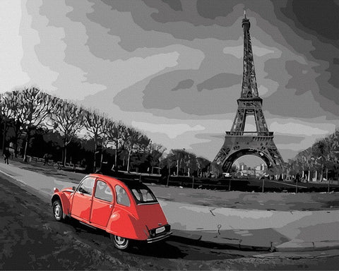 Drobė 60×40 cm su raudonu Citroën 2CV iš trijų ketvirčių kampo prieš Eifelio bokštą, kontrastinga nespalvota fone