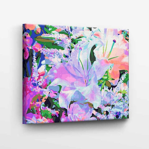 Kanvasas 60×40 cm su abstrakčiu rožių, violetinių ir žalių gėlių piešiniu, matomas iš priekinio kampo
