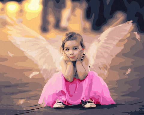 Mergaitės suknelė rožinė tiulio, stilizuota fotosesija su baltais angelų sparnais ir juodais kedais, sėdinti poza