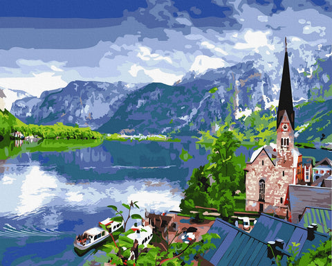 Drobė 60x80 cm – ryški mėlyna‑žalia aliejinė panorama su kaimo bažnyčia prie ežero, vertikali kompozicija