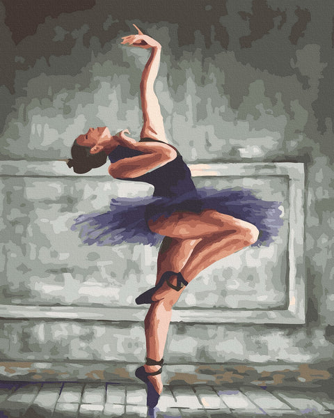 Drobė su violetiniu tutu šokančios balerinos profilyje, dinamiška en pointe poza ir grublėta tekstūra, subtilus pilkas fonas