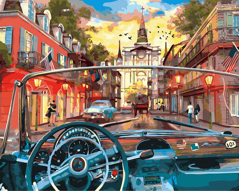 Drobė 60×80 cm, retro automobilio salonas žvelgiant pro priekinį stiklą į spalvingą senamiesčio gatvę saulėlydį