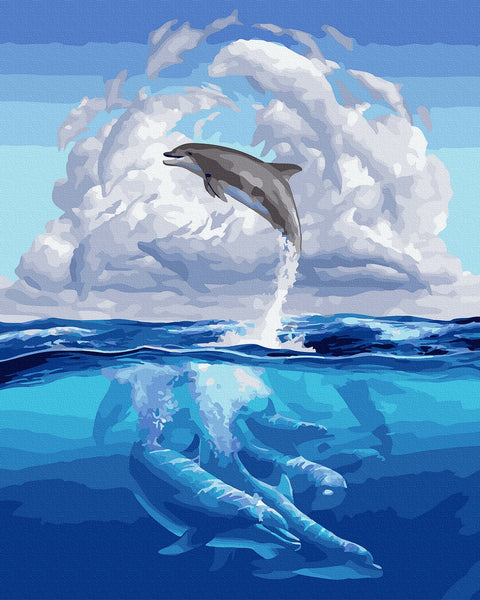 Drobė mėlynais atspalviais — kylantis delfinas virš bangų ir keli po vandeniu, vertikalus, 60×80 cm