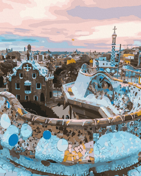 Drobė Park Güell panorama: mėlynos ir rožinės mozaikos laiptų fragmentas su miesto horizonto siluetu, puikiai dera svetainės sienai