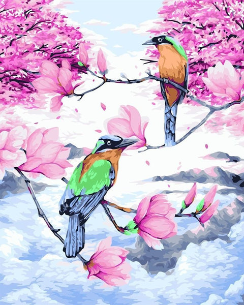 Paveikslas ant drobės su dviem spalvingais paukščiais ir rožinėmis magnolijų gėlėmis, vertikalus 60×80 cm variantas