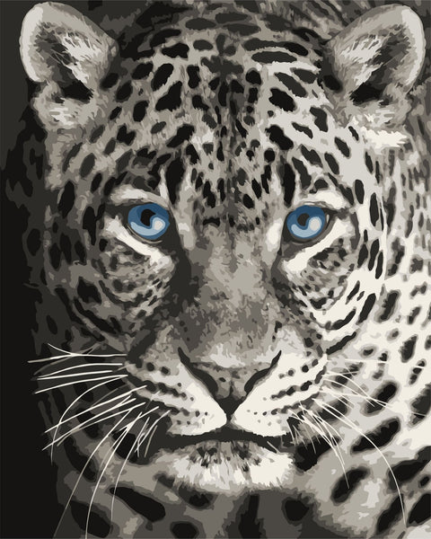 Leopardo paveikslas: portretinė pilkų ir juodų tonų drobė su ryškiomis mėlynomis akimis, artimas priekinis planas