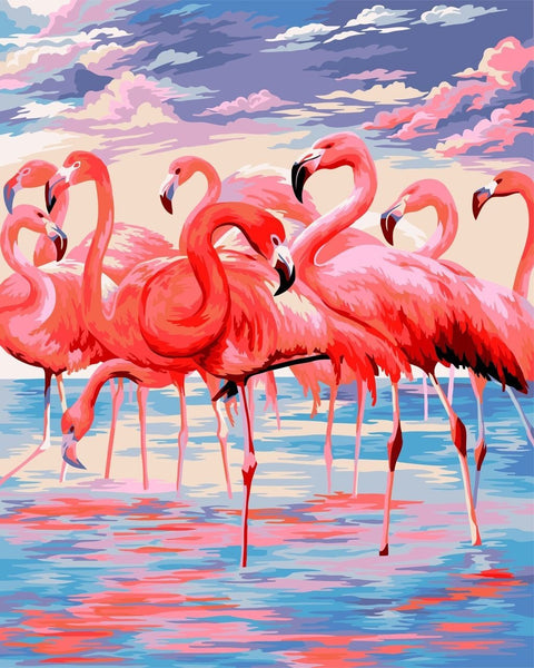 Flamingų paveikslas, ryškūs koraliniai–rožiniai flamingai stovintys vandenyje ant didelės spaudos drobės su dekoratyviu debesų fonu