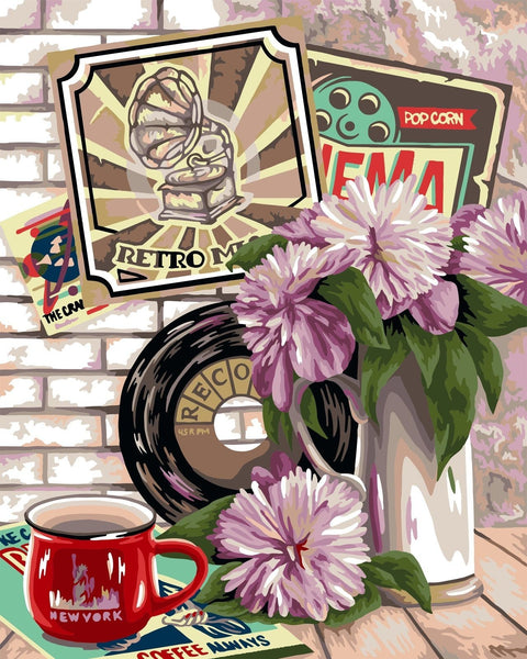 Sienos plakatas ir stalo kompozicija: vinilinė plokštelė, raudonas New York puodelis ir violetinės gvazdės — artimo plano variantas