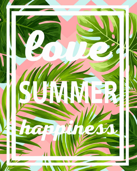 paplūdimio rankšluostis rožiniu fono raštu su žaliomis palmėmis ir baltais užrašais "Love Summer", plokščiai išdėstytas