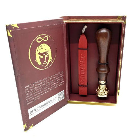 Antspaudas su medine rankena ir auksiniu spaudu bei raudona vaško juostele dovanų dėžutėje