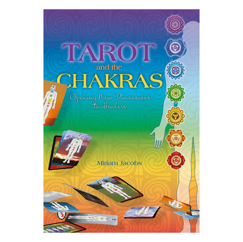 Tarot knyga Miriam Jacobs ryškio mėlyno‑žalio viršelio su čakrų simboliais, stovinčios figūros kontūru ir skraidančiomis kortomis