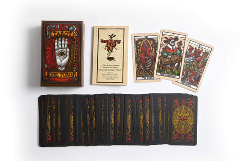 Tarot kortos Del Toro juodais ir auksiniais nugarėlių raštais, komplekte dekoratyvi dėžutė, knygelė ir trys atverstos didžiosios arkana kortos