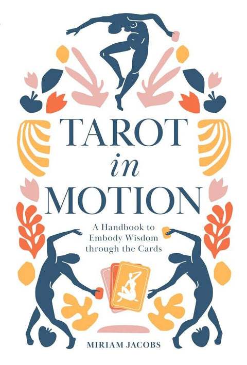 Tarot knyga Tarot in Motion Miriam Jacobs, baltas viršelis su mėlynomis figūromis, kortų iliustracija ir šiltų tonų gėlėmis