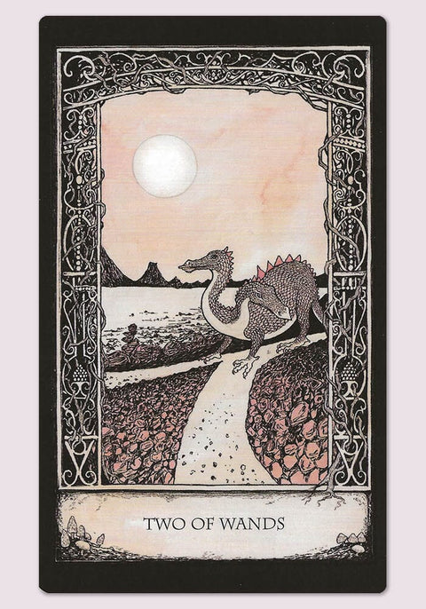 Tarot korta Dviejų lazdų, rožiniai atspalviai, dekoratyvus ornamentuotas rėmas ir drakonai prie kelio