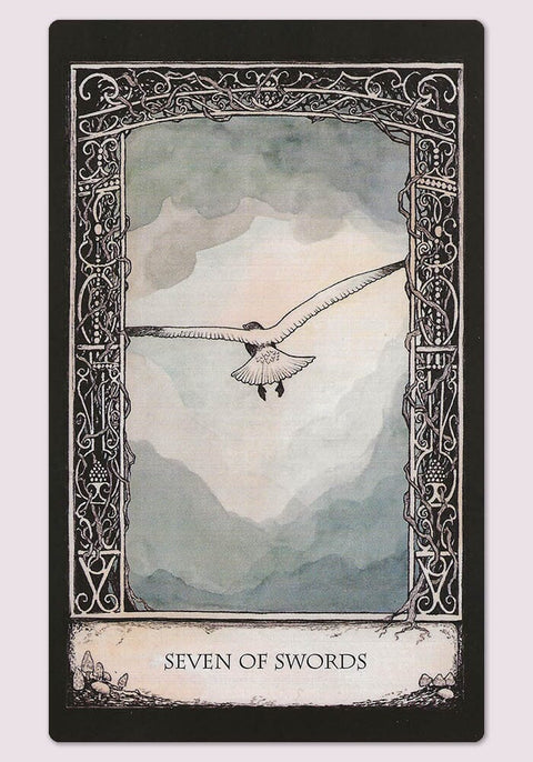 Taro korta Seven of Swords, akvarelinis peizažas su skraidančia žuvėdra ir dekoratyviu ornamentuotu rėmu, kortos priekinė pusė