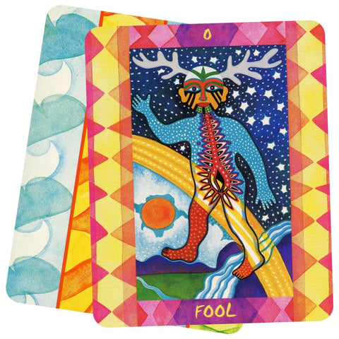 Tarot kortos Kvailys, ryškiaspalvė meninė korta priekyje su ornamentuotu atgalu; dvi kortos parodytos šonu