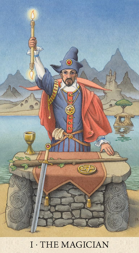 Tarot korta: mago iliustracija pilnu kadru su lazdeliu pakeltu aukštyn, raudonu apsiaustu, taure, kardu ir pentakliu ant stalo