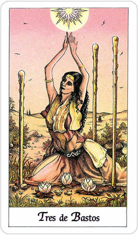 tarot korta Trijų lazdų (Tres de Bastos), ryškiai rausvu fonu, moteris kelianti rankas, trys lazdelės ir lotosai priekyje