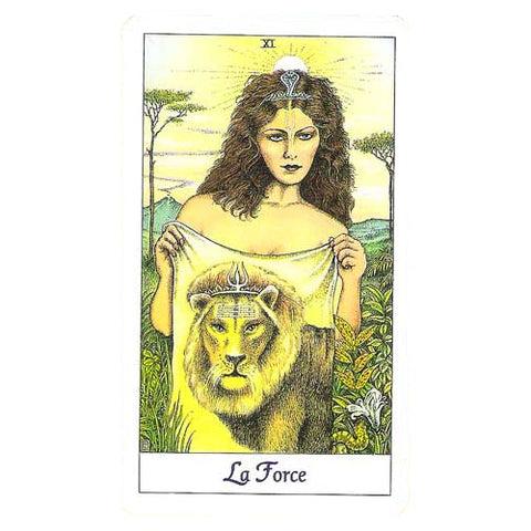 tarot korta Stiprybė, Marseilio stiliaus standartinio dydžio, geltoni tonai, moteris atveria skraistę parodydama liūtą priekyje