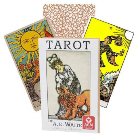 Tarot kortos A. E. Waite dėžutėje — klasikinis Rider–Waite komplektas su trimis išskleistomis kortomis priekyje