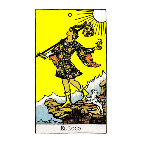 Tarot korta Kvailys su ryškiu geltonu fonu, figūra ant uolos, mažas šuo ir krepšelis virš peties