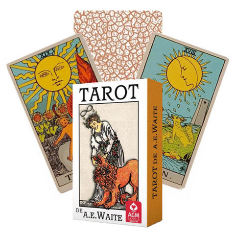 Tarot kortos A.E. Waite dėžutėje su trims atverstomis kortomis, klasikinis Rider‑Waite dizainas