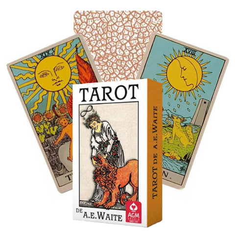 Tarot kortos A.E. Waite dėžutėje su klasikiniu Rider‑Waite piešiniu, fane matomos Saulės ir Mėnulio kortos