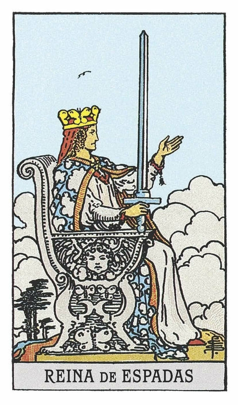 tarot korta Karalienė kardų Rider–Waite stiliaus, spalvota priekinė korta su sėdinčia karaliene, rankoje pakeltas kardas