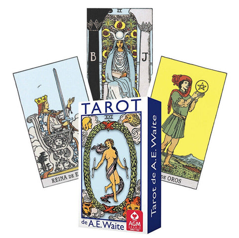 Tarot kortos A.E. Waite dėžutėje, mėlyna dėžutė su AGM logotipu ir trimis spalvotomis pavyzdinėmis kortomis plačiai atvertame fane