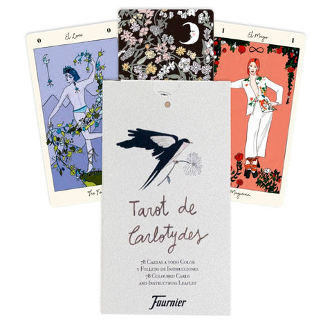 Tarot kortos Fournier komplektas su 78 spalvotų kortų rinkiniu ir dėklu, matomos trys pavyzdinės kortos