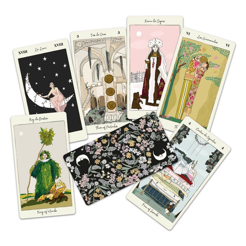 Tarot kortos su juodu gėlių nugarėlių raštu ir pastelinių iliustracijų figūromis, išdėstytos vėduokle, matomos kelių kortų variacijos