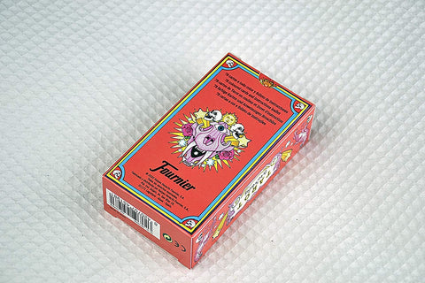 Kortų rinkinys Tournier raudonoje dėžutėje su 78 spalvotomis tarot kortomis, pateiktas iš viršaus kampu, matomas pakuotės šonas