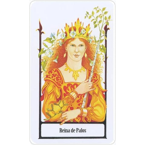 Tarot korta Lazdų karalienė su auksine karūna, geltonais-oranžiniais drabužiais ir beržo lazdą laikančia figūra
