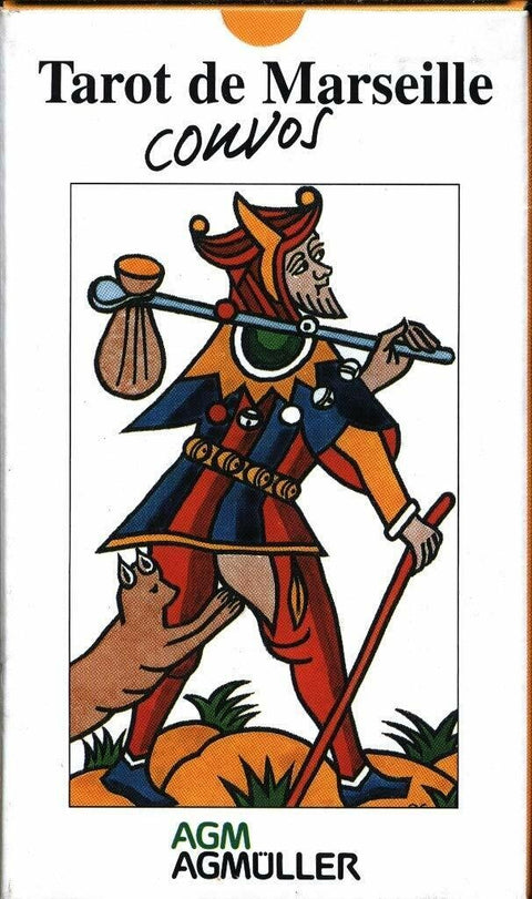 Tarot de Marseille kortų rinkinys AGM Müller — dėžutės priekinė pakuotė su ryškiai raudonai–mėlynu „Kvailys“ kortos piešiniu