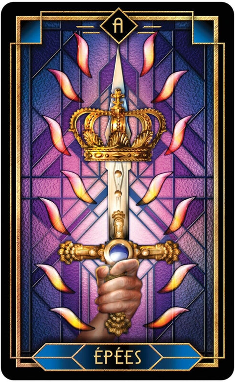 tarot korta Kalavijas, ranka laiko auksuotą kardą su karūna prieš violetinį vitražą, skirtas pagrindiniam variantui
