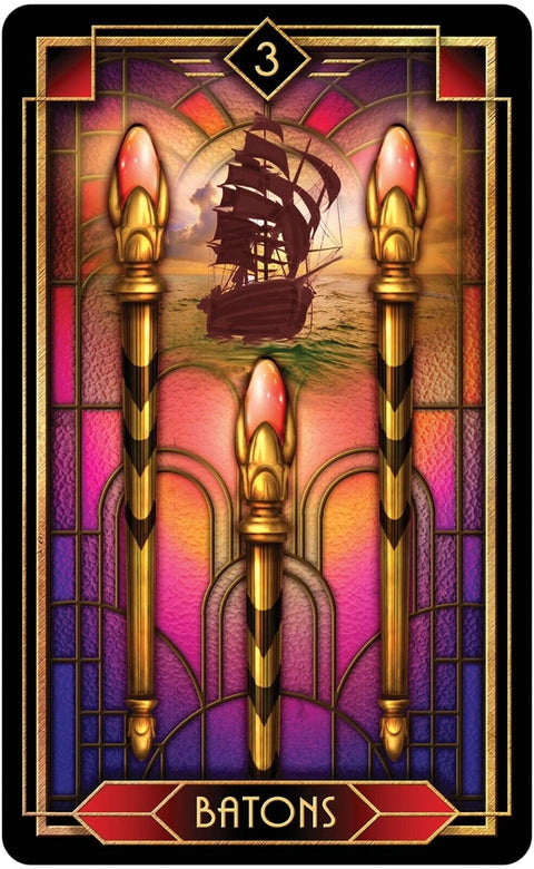 tarot korta Trijų lazdelų (3) — auksinės lazdos ant rausvai‑violetinio vitražo, laivo siluetas horizonte