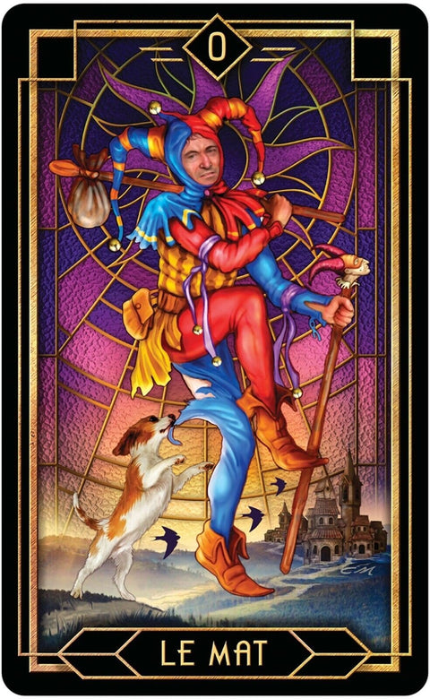 tarot korta Le Mat – spalvingas klounas su lazda ir šuniuku, aukso rėmu, vitražinis fono dizainas