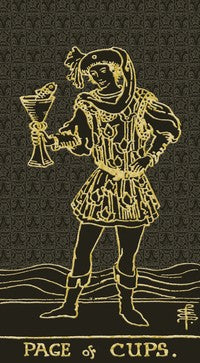 tarot korta Puodelių puslapis, aukso linijų ant juodo fono, folijuota kolekcijos versija stambiu planu