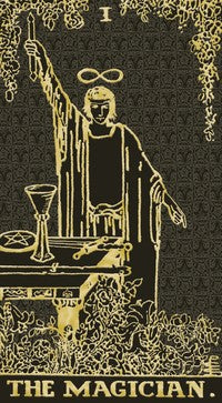 tarot korta The Magician, juodas fonas su auksiniu piešiniu, priekinė pusė rodanti stalo ir simbolių detales