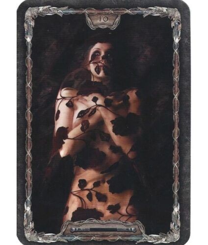 Tarot korta su tamsiu fonu ir moters figūra apaugusia vynmedžio lapais, priekinis planas, juodas rėmelis