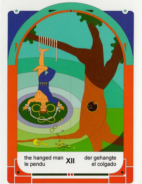 Tarot korta Kabojantis žmogus — stilizuotas apverstas vyras prie medžio su virve, ryškios žalia‑mėlynos spalvos, kortos numeris XII