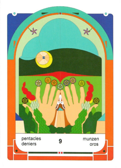 tarot korta Devyni pentakliai, ryškūs žali ir oranžiniai tonai, kortos priekis su iškeltais delnais ir devyniais pentakliais