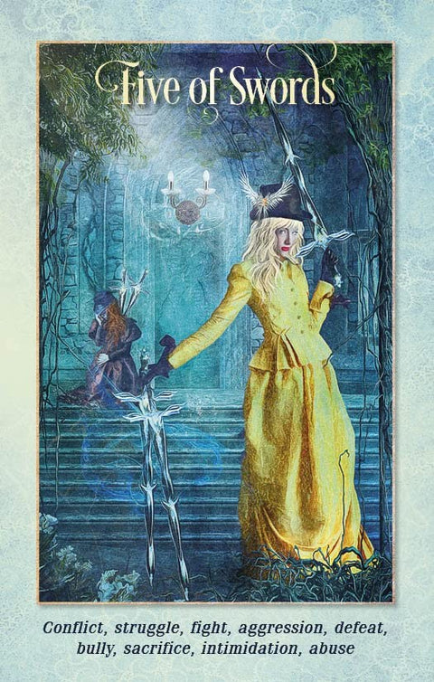 tarot korta Penki kalavijai: geltoną suknelę vilkinti moteris prie laiptų su trimis blizgančiais kalavijais ir tamsiu griuvėsių fonu