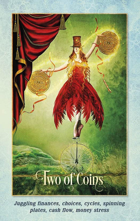 Tarot korta Dviejų monetų – balansuojanti šokėja raudona plunksnuota suknele, laikanti dvi auksines monetas prieš žalią foną