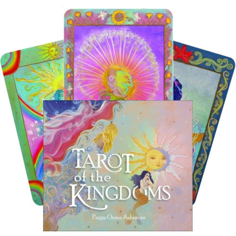 Prekės puslapyje: Tarot of the Kingdoms kortų rinkinys Paige Ozma Ashmore, spalvotas dėklas priekyje ir trijų kortų nugarėlių vėduoklė