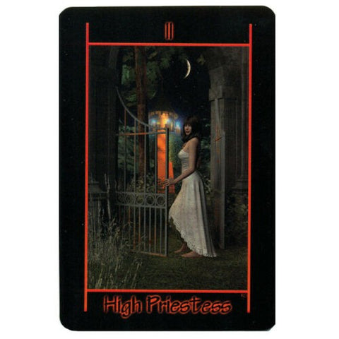 tarot korta High Priestess, juodas rėmas, pilnos figūros moteris prie atvirų vartų naktį su pusmėnuliu