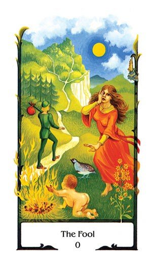 Tarot korta Kvailys – detalizuota raudonos moters figūros ir žalių kalvų peizažo iliustracija, skirta kortų rinkiniui