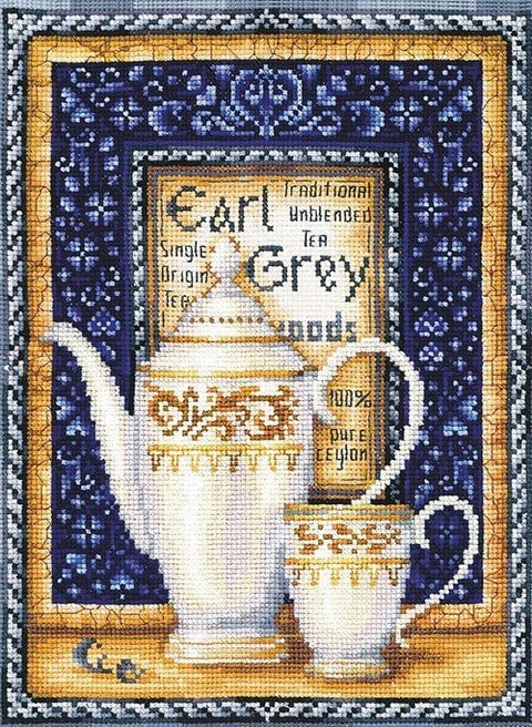 Arbatos servizas: baltas ąsotis ir puodelis su aukso ornamentais, tamsiai mėlynas raštuotas rėmas ir "Earl Grey" etiketė