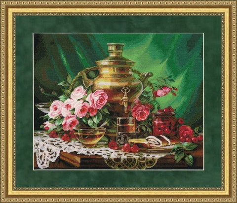 Paveikslas klasikinis su auksiniu rėmu: samovaras, rožės ir žalias fonas, 40×50 cm